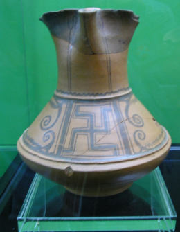 jarra celtíbera arévaca con la típica suástica ibérica mirando a oeste.