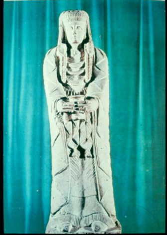 Si no conociéramos a la Dama oferente del Cerro de los Santos, sin duda pensaríamos que se trata de una figura egipcia. El nexo genético entre Hiberia y Egipto, dejó un sello irrepetible e inimitable.