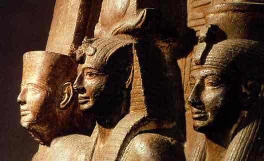 La casta de los mayores faraones de la historia y su corte, pertenecieron al linaje R1b y fueron una etnia ibérica (uskomediterránea) casi al cien por cien. Su casta era la más cerrada del mundo, llegando al incesto en caso de no encontrar príncipes o princesas del mismo linaje. El reciente estudio del centro de genealogía IGENEA de Zurich, donde analizado el adn de varios faraones incluyendo al joven Tutancamun, se estrajo más de un 96 por ciento de coincidencia con el genotipo de la Península Ibérica. El linaje de procedencia ibera al que pertenecen los mayores faraones de la historia de Egipto es el R1b1a2, que tan sólo se encuentra en los actuales egipcios en un uno por ciento. 